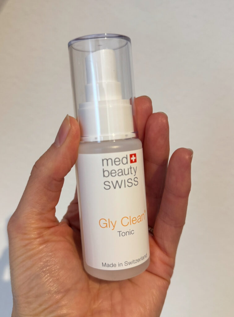Gy Clean Tonic Geisegrösse in einer Hand