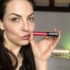 Tina Koch mit einem Lippgloss von Stagecolor in der Hand