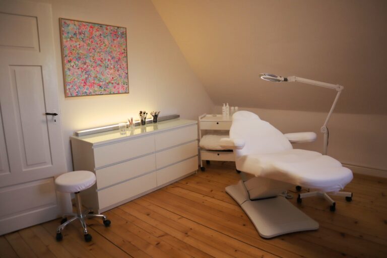 Behandlungsraum mit Liege für medizinische Kosmetik in Kreuzlingen