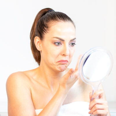Frau mit Spiegelbild, Periorale Dermatitis
