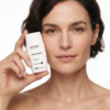 Frau mit Solarflouid von Swissestetic in der Hand